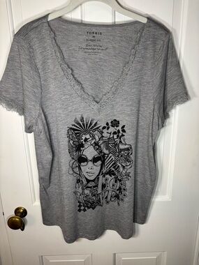 Torrid Women’s 00 Gray Heather Lace-Trim Short Sleeve V-Neck Graphic Tee Shirt